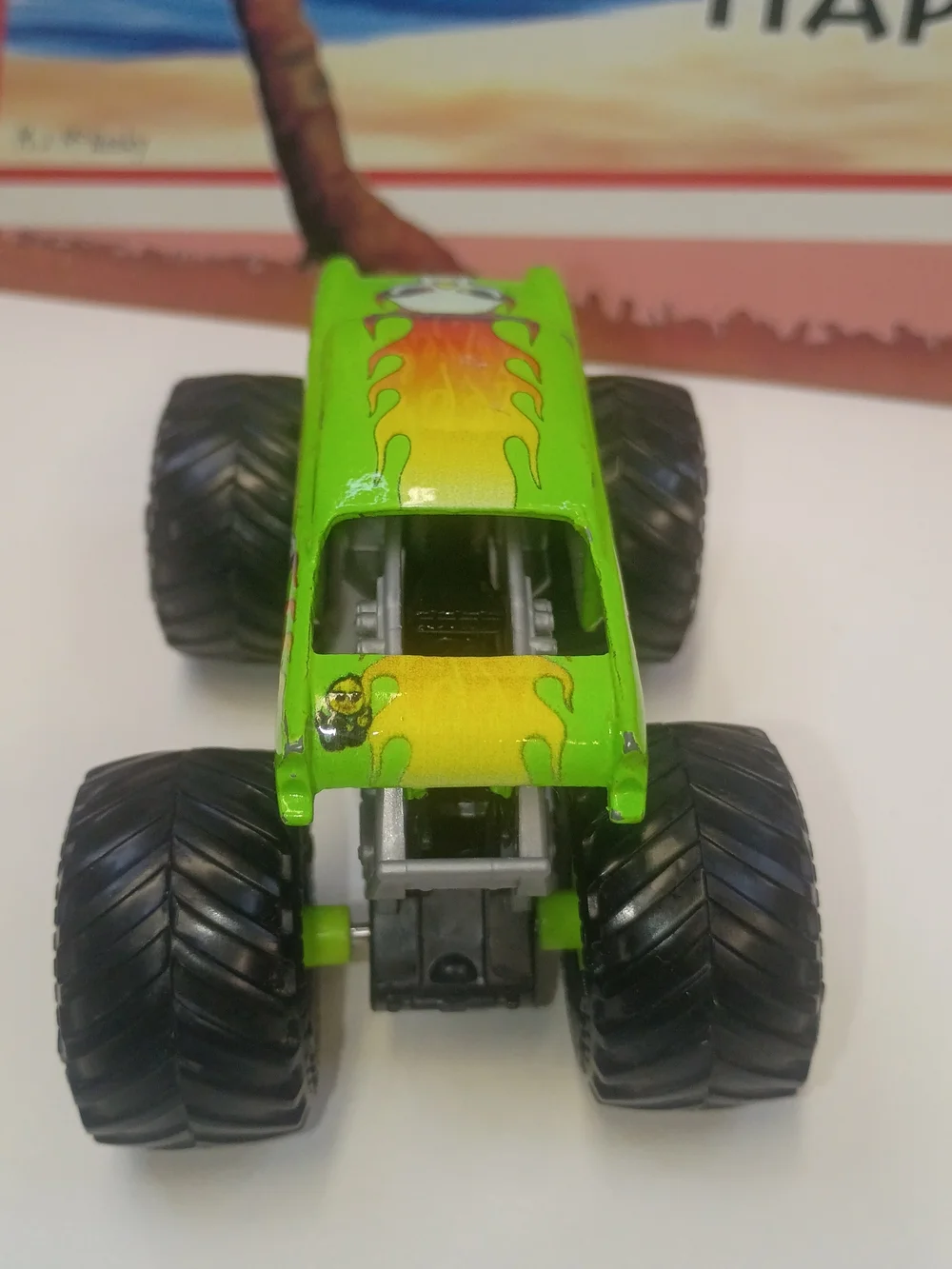 Hot Wheels Monster Jam Spin Master Green Avenger 1:64 Scale
